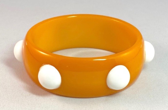 BB245 butterscotch bakelite bangle with white lucite cabochon dots